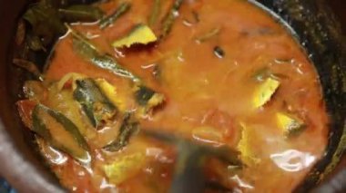 Meen Vattichathu veya Pattichathu, sardalya balığı. Geleneksel sıcak ve baharatlı balık Hint körili kırmızı biberli ve yeşil köri yapraklı. Çok popüler kıyı yemekleri muhallebi ya da pirinç ile yenir.