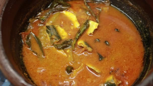 米提哈苏或帕提哈苏 沙丁鱼煮熟 传统的热辣鱼咖哩喀拉拉拉邦与干红辣椒和绿色咖哩叶 很受欢迎的沿海食物 和木薯或米饭一起吃 — 图库视频影像