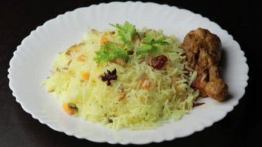 Biryani usulü tavuk, lezzetli bir Basmati pilavı tarifi ve baharatlı terbiye edilmiş tavuk kasesi. Bir kâse ya da tabakta servis edilmiş. Seçici odak