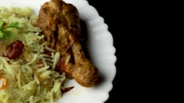 Biryani usulü tavuk, lezzetli bir Basmati pilavı tarifi ve baharatlı terbiye edilmiş tavuk kasesi. Bir kâse ya da tabakta servis edilmiş. Seçici odak