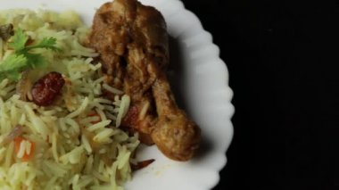 Biryani usulü tavuk, lezzetli bir Basmati pilavı tarifi ve baharatlı terbiye edilmiş tavuk kasesi. Bir kâse ya da tabakta servis edilmiş. Seçici odak