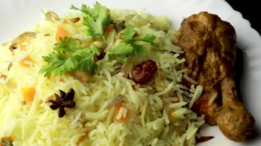 Biryani usulü tavuk, lezzetli bir Basmati pilavı tarifi ve baharatlı terbiye edilmiş tavuk kasesi. Bir kâse ya da tabakta servis edilmiş. Seçici odak