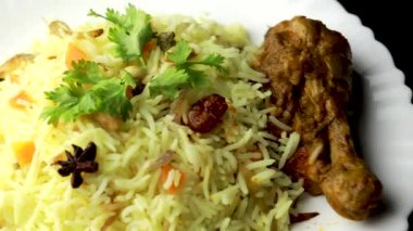 Biryani usulü tavuk, lezzetli bir Basmati pilavı tarifi ve baharatlı terbiye edilmiş tavuk kasesi. Bir kâse ya da tabakta servis edilmiş. Seçici odak