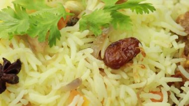 Biryani usulü tavuk, lezzetli bir Basmati pilavı tarifi ve baharatlı terbiye edilmiş tavuk kasesi. Bir kâse ya da tabakta servis edilmiş. Seçici odak