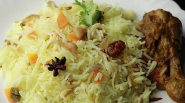 Biryani usulü tavuk, lezzetli bir Basmati pilavı tarifi ve baharatlı terbiye edilmiş tavuk kasesi. Bir kâse ya da tabakta servis edilmiş. Seçici odak