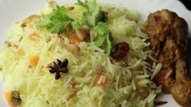 Biryani usulü tavuk, lezzetli bir Basmati pilavı tarifi ve baharatlı terbiye edilmiş tavuk kasesi. Bir kâse ya da tabakta servis edilmiş. Seçici odak