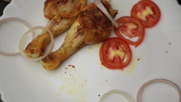 Deliciosa Pata Pollo Frito Servido Plato Blanco Con Ensalada Verduras — Vídeo de stock