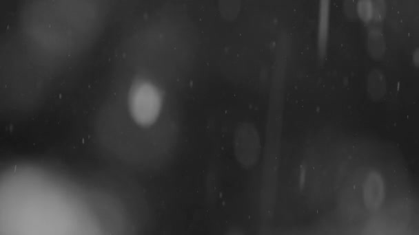 水滴落在地上 自然倾斜 雨滴滴落 黑色背景 — 图库视频影像