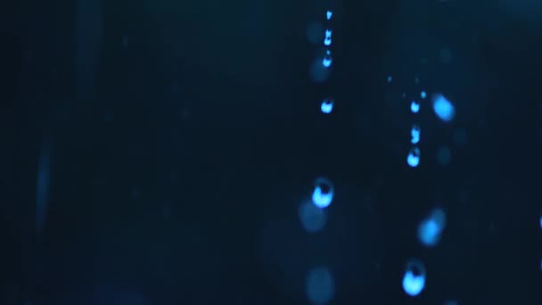 Goutte Eau Tombant Sol Nature Bokeh Fond Bleu Gouttes Pluie — Video