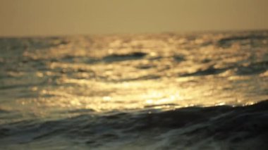 Okyanus Dalgaları Yuvarlanıyor - Mavi Gök Beyaz Kum ve Doğal Arkaplanlı Güzel Sahil