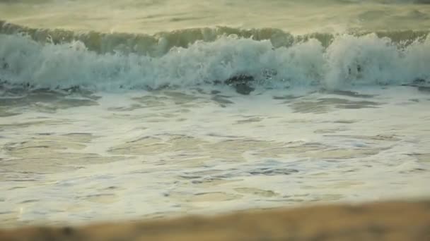 Ocean Waves Rolling Mooi Strand Met Blauwe Lucht Wit Zand — Stockvideo