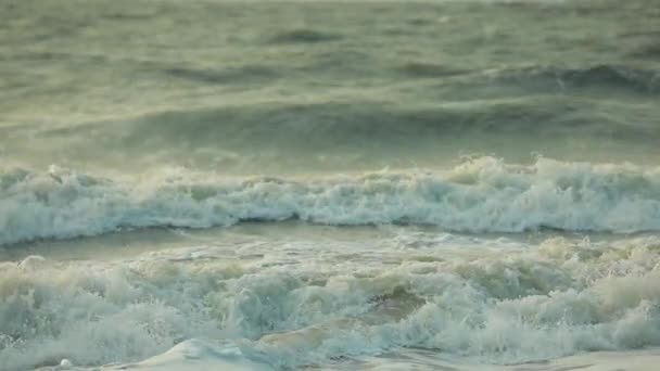 Okyanus Dalgaları Yuvarlanıyor Mavi Gök Beyaz Kum Doğal Arkaplanlı Güzel — Stok video