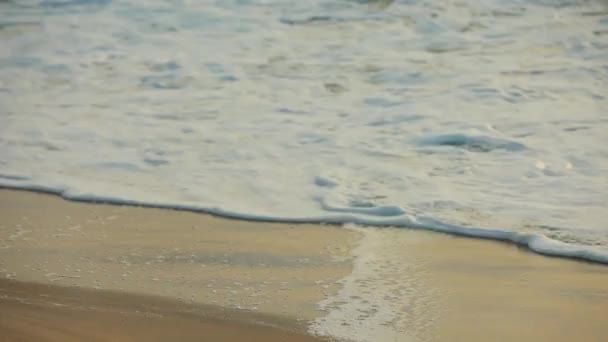 Ocean Waves Rolling Mooi Strand Met Blauwe Lucht Wit Zand — Stockvideo