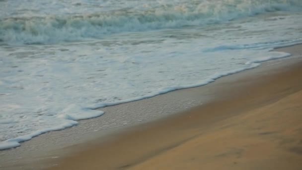 Okyanus Dalgaları Yuvarlanıyor Mavi Gök Beyaz Kum Doğal Arkaplanlı Güzel — Stok video