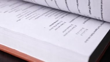 4K kitap sayfaları kapanıyor. Sayfaları çevirmek ve okumak - iş ve eğitim kavramı