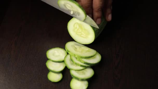 Corta Pepino Jefe Cocina Femenina Picando Verduras Cocinando Deliciosa Ensalada — Vídeos de Stock