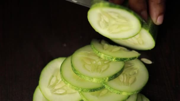 Nakrájej Okurku Žena Šéfkuchařka Sekání Zeleniny Vaření Lahodný Čerstvý Salát — Stock video