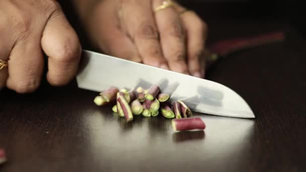 Potong Yard Kacang Panjang Kepala Koki Wanita Memasak Memotong Sayuran — Stok Video