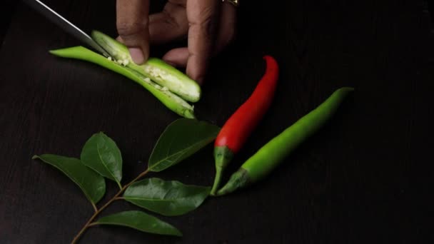 Capo Cuoco Femminile Peperoncino Rosso Verde Tagliato Fette Tavola Scura — Video Stock