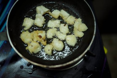 Sıcak yağlı soğan vada, yemek pişirme tavasına yakın görüntüde, Hint yemekleri geleneksel ev yapımı, bazı bölgelere ulli vada deniyor..