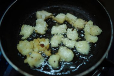 Sıcak yağlı soğan vada, yemek pişirme tavasına yakın görüntüde, Hint yemekleri geleneksel ev yapımı, bazı bölgelere ulli vada deniyor..