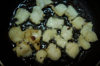 Sıcak yağlı soğan vada, yemek pişirme tavasına yakın görüntüde, Hint yemekleri geleneksel ev yapımı, bazı bölgelere ulli vada deniyor..