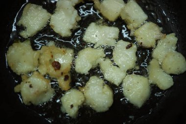 Sıcak yağlı soğan vada, yemek pişirme tavasına yakın görüntüde, Hint yemekleri geleneksel ev yapımı, bazı bölgelere ulli vada deniyor..