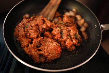 Hint baharatlı biftek kızartması Kerala, Hindistan. garnitürlü ghee pilavı, appam, parotta, puttu, ekmek ve chappathi, Kerala mutfağı, hindistan cevizli bufalo rosto / et biberi kızartması. Hindistan baharat pişirme,