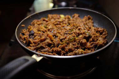 Hint baharatlı biftek kızartması Kerala, Hindistan. garnitürlü ghee pilavı, appam, parotta, puttu, ekmek ve chappathi, Kerala mutfağı, hindistan cevizli bufalo rosto / et biberi kızartması. Hindistan baharat pişirme,