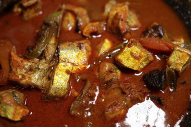 Meen Vattichathu veya Pattichathu, sardalya balığı. Geleneksel sıcak ve baharatlı balık Hint körili kırmızı biberli ve yeşil köri yapraklı. Çok popüler kıyı yemekleri muhallebi ya da pirinç ile yenir.