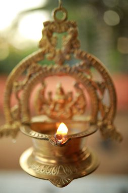 Altın tanrıça ve arka planda iki fil Kerala Hindistan Mahavidya büyük bilgelik Devi Kamalatmika Kamala