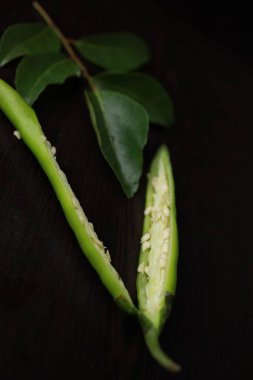 Kırmızı ve yeşil biber dilimlenmiş, tahta, siyah tahta üzerinde.. 