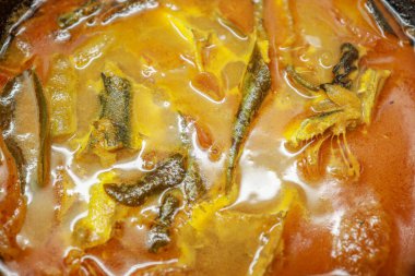 Meen Vattichathu veya Pattichathu, sardalya balığı. Geleneksel sıcak ve baharatlı balık Hint körili kırmızı biberli ve yeşil köri yapraklı. Çok popüler kıyı yemekleri muhallebi ya da pirinç ile yenir.