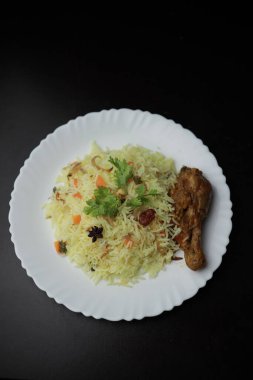 Biryani usulü tavuk, lezzetli bir Basmati pilavı tarifi ve baharatlı terbiye edilmiş tavuk kasesi. Bir kâse ya da tabakta servis edilmiş. Seçici odak
