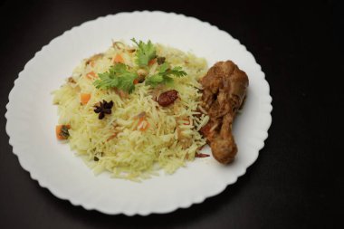 Biryani usulü tavuk, lezzetli bir Basmati pilavı tarifi ve baharatlı terbiye edilmiş tavuk kasesi. Bir kâse ya da tabakta servis edilmiş. Seçici odak