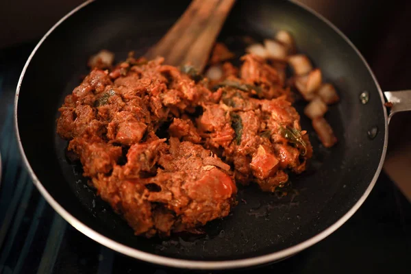 Hint baharatlı biftek kızartması Kerala, Hindistan. garnitürlü ghee pilavı, appam, parotta, puttu, ekmek ve chappathi, Kerala mutfağı, hindistan cevizli bufalo rosto / et biberi kızartması. Hindistan baharat pişirme,
