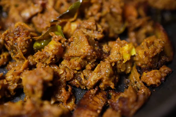 Hint baharatlı biftek kızartması Kerala, Hindistan. garnitürlü ghee pilavı, appam, parotta, puttu, ekmek ve chappathi, Kerala mutfağı, hindistan cevizli bufalo rosto / et biberi kızartması. Hindistan baharat pişirme,