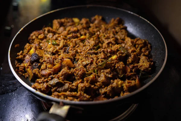 Hint baharatlı biftek kızartması Kerala, Hindistan. garnitürlü ghee pilavı, appam, parotta, puttu, ekmek ve chappathi, Kerala mutfağı, hindistan cevizli bufalo rosto / et biberi kızartması. Hindistan baharat pişirme,