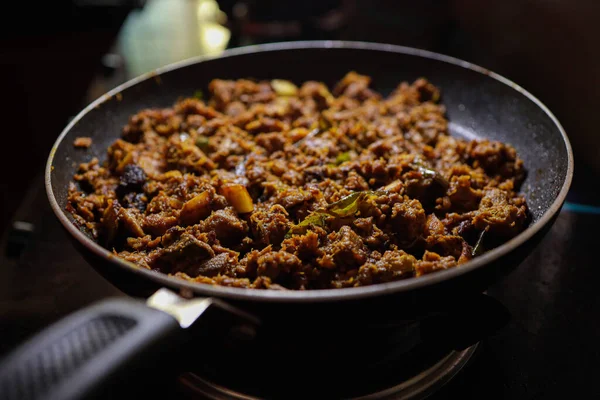 Hint baharatlı biftek kızartması Kerala, Hindistan. garnitürlü ghee pilavı, appam, parotta, puttu, ekmek ve chappathi, Kerala mutfağı, hindistan cevizli bufalo rosto / et biberi kızartması. Hindistan baharat pişirme,