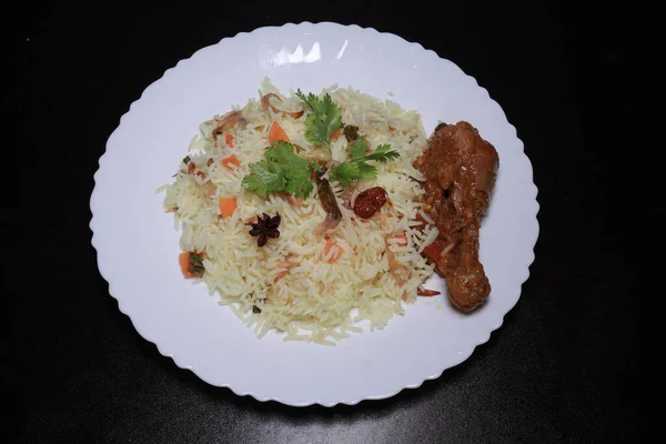 Chicken Biryani Met Beenstuk Het Een Heerlijk Recept Van Basmati — Stockfoto