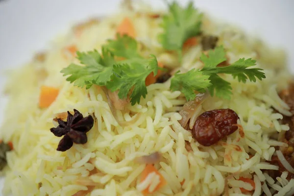Biryani usulü tavuk, lezzetli bir Basmati pilavı tarifi ve baharatlı terbiye edilmiş tavuk kasesi. Bir kâse ya da tabakta servis edilmiş. Seçici odak