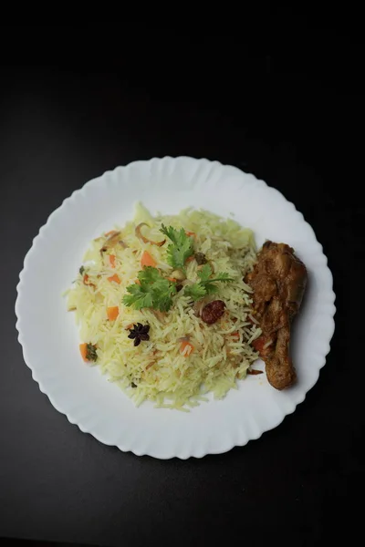 Biryani usulü tavuk, lezzetli bir Basmati pilavı tarifi ve baharatlı terbiye edilmiş tavuk kasesi. Bir kâse ya da tabakta servis edilmiş. Seçici odak