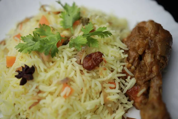Chicken Biryani Met Beenstuk Het Een Heerlijk Recept Van Basmati — Stockfoto