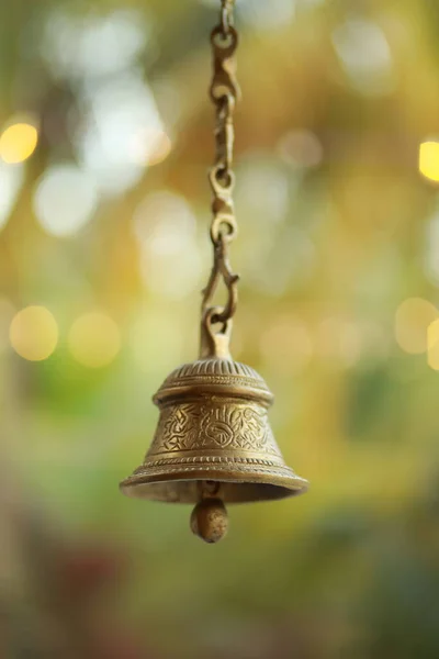 Staré Bronzové Zvonky Indiánském Chrámu Zeleným Pozadím Hinduistický Chrámový Zvon Stock Obrázky