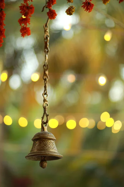 Stare Dzwonki Brązu Indyjskiej Świątyni Zielonym Tłem Hinduski Dzwon Świątynny Obraz Stockowy