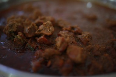 Hint baharatlı biftek kızartması Kerala, Hindistan. garnitürlü ghee pilavı, appam, parotta, puttu, ekmek ve chappathi, Kerala mutfağı, hindistan cevizli bufalo rosto / et biberi kızartması. Hindistan baharat pişirme,