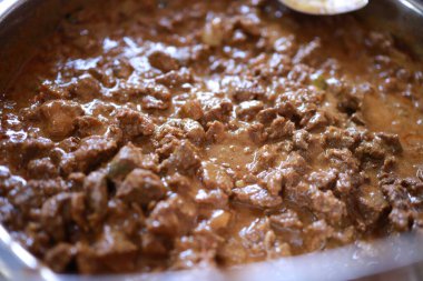 Hint baharatlı biftek kızartması Kerala, Hindistan. garnitürlü ghee pilavı, appam, parotta, puttu, ekmek ve chappathi, Kerala mutfağı, hindistan cevizli bufalo rosto / et biberi kızartması. Hindistan baharat pişirme,