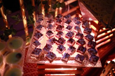 Güllü ve donutlu Hint düğün pastası. Romantik tarzda güzel bir düğün pastası..