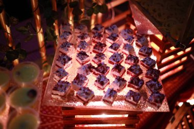 Güllü ve donutlu Hint düğün pastası. Romantik tarzda güzel bir düğün pastası..