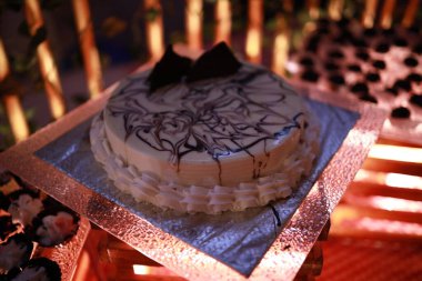 Güllü ve donutlu Hint düğün pastası. Romantik tarzda güzel bir düğün pastası..